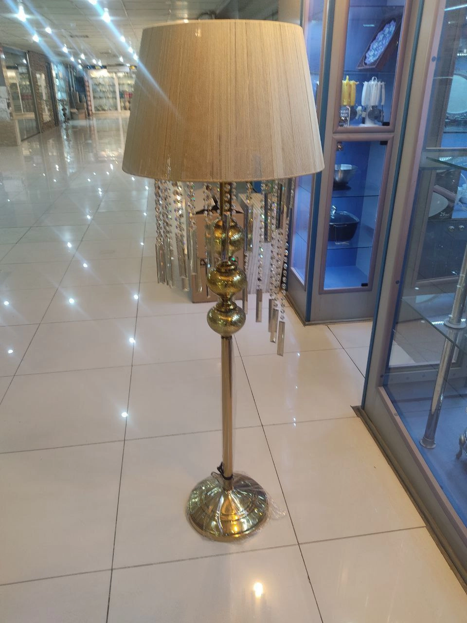 آباژور کنار سالنی