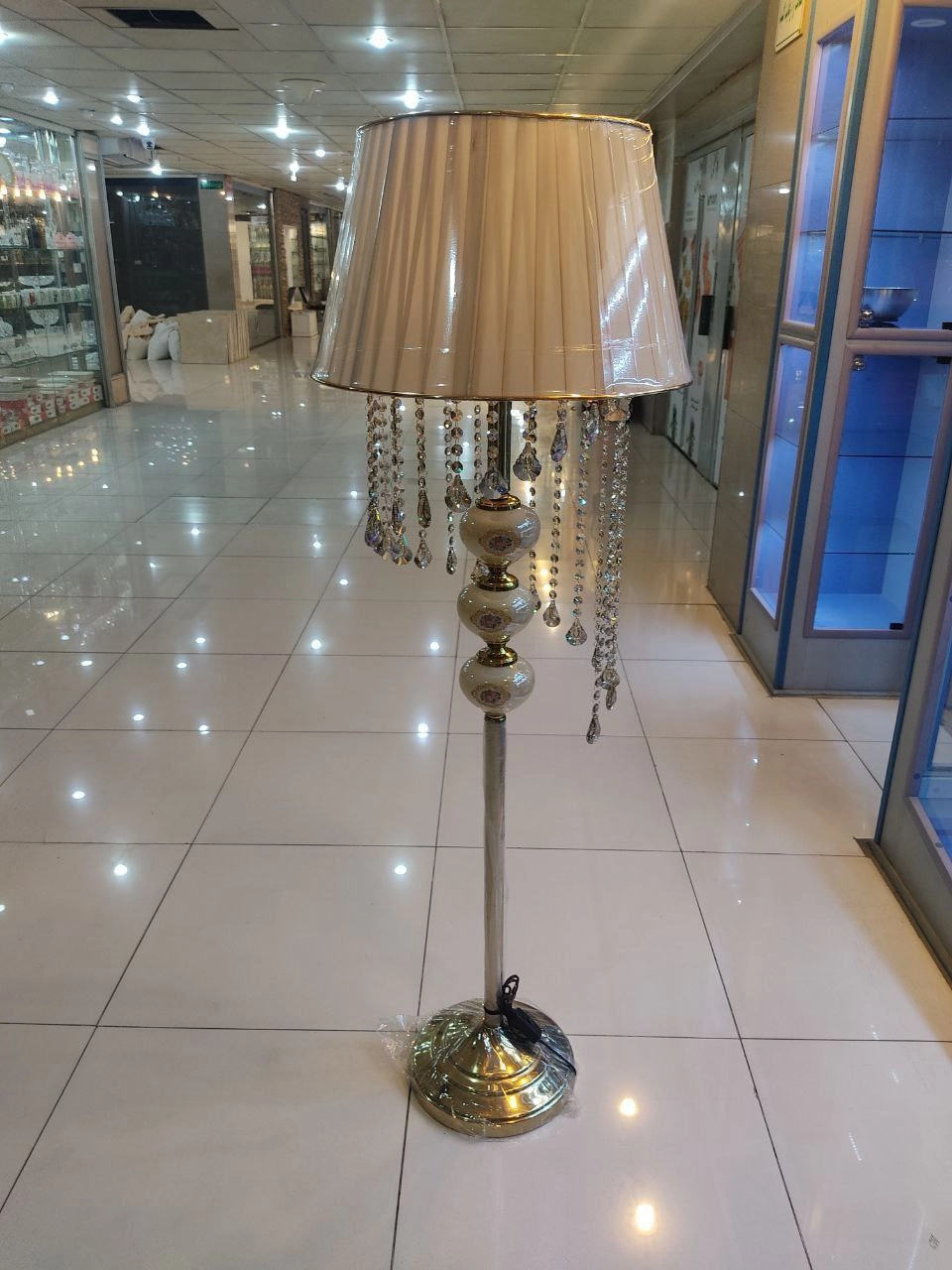 آباژور کنار سالنی