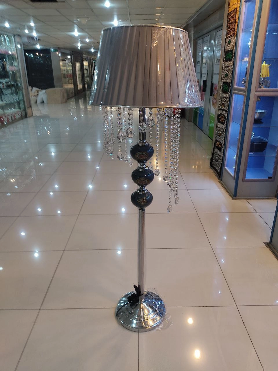 آباژور کنار سالنی
