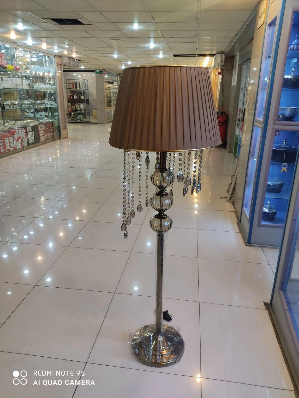 آباژور کنار سالنی