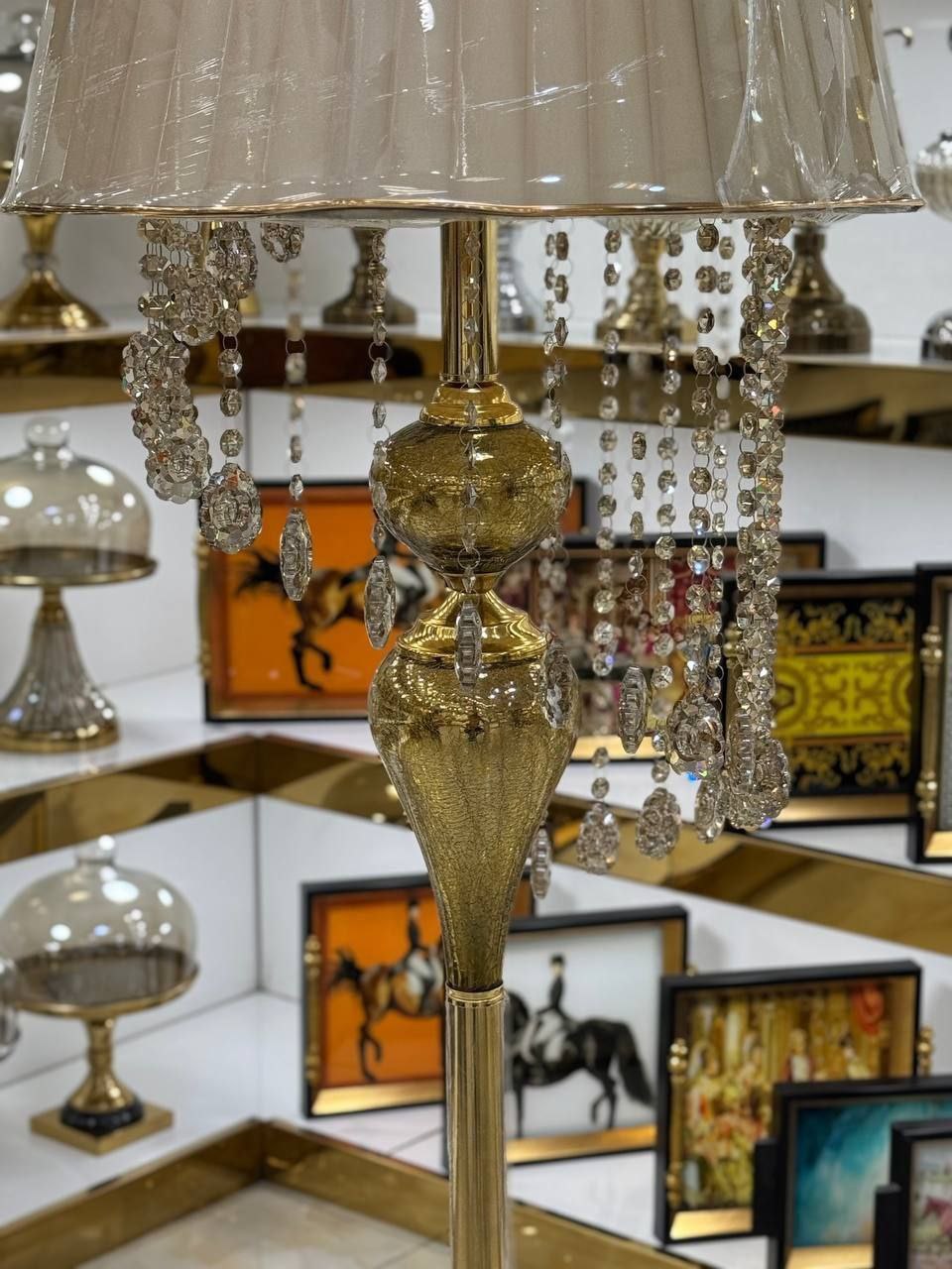 آباژور کنار سالنی
